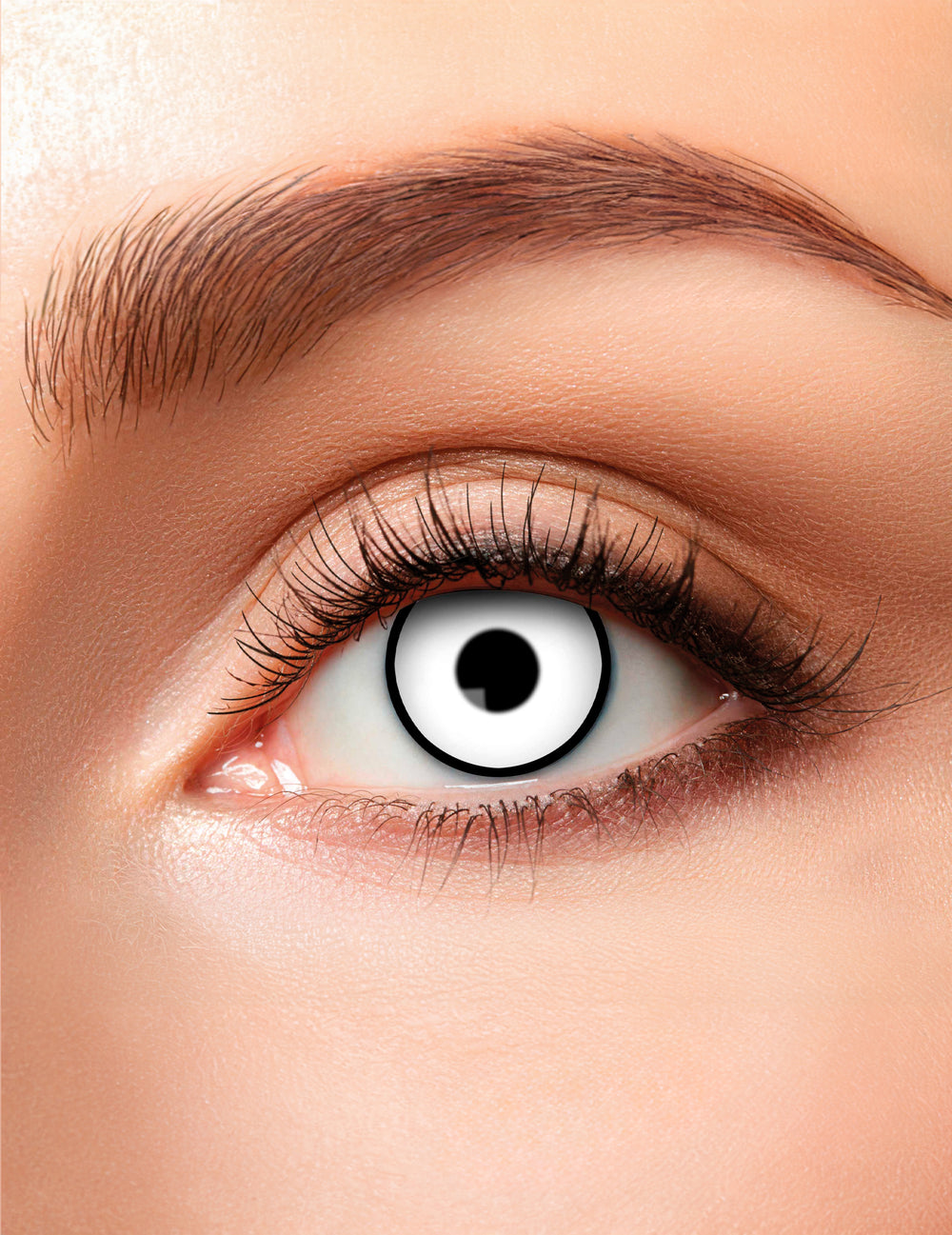 Gros plan sur la lentille blanche des lentilles duo noir et blanc pour adulte