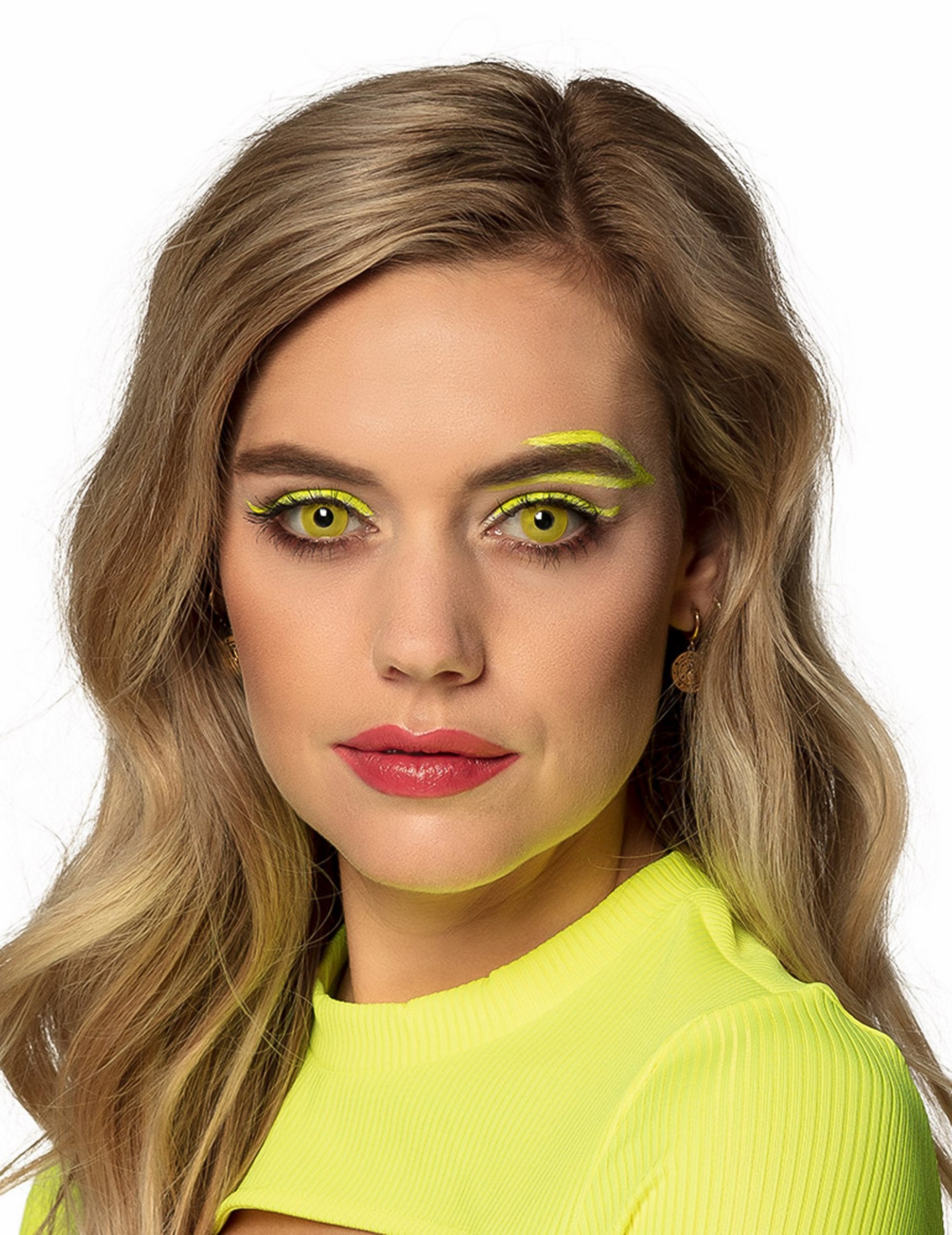 Predný pohľad na tvár so žltými UV fantázne šošovkami pre dospelých