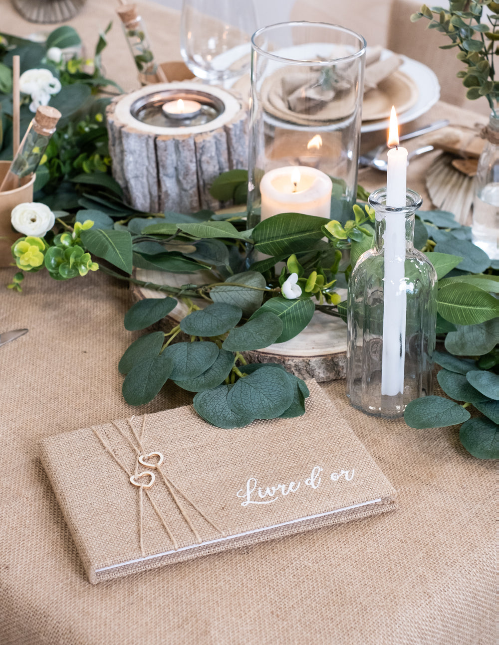 Mise en situation sur table champêtre du livre d'or mariage nature