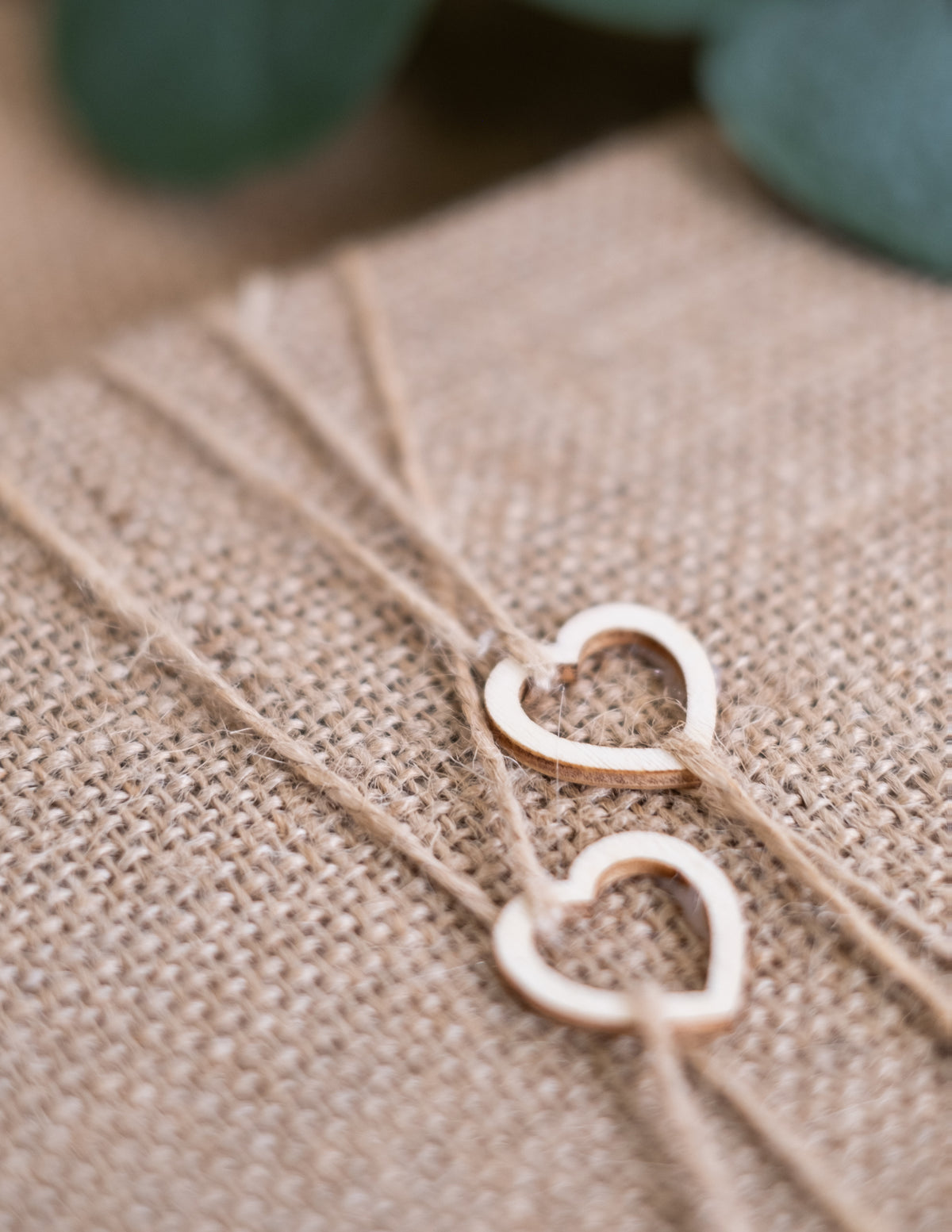 Détail des petits cœurs en bois et de la ficelle du livre d'or mariage nature