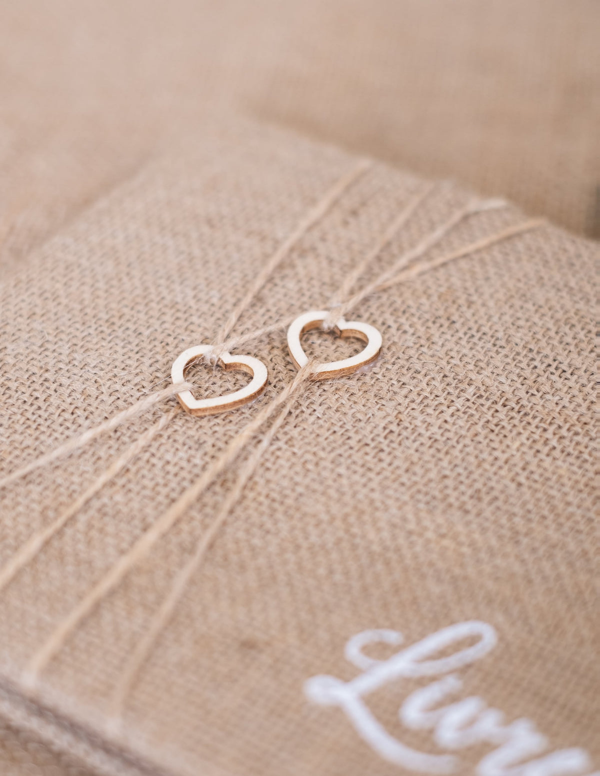 Gros plan sur les cœurs en bois décoratifs du livre d'or mariage nature