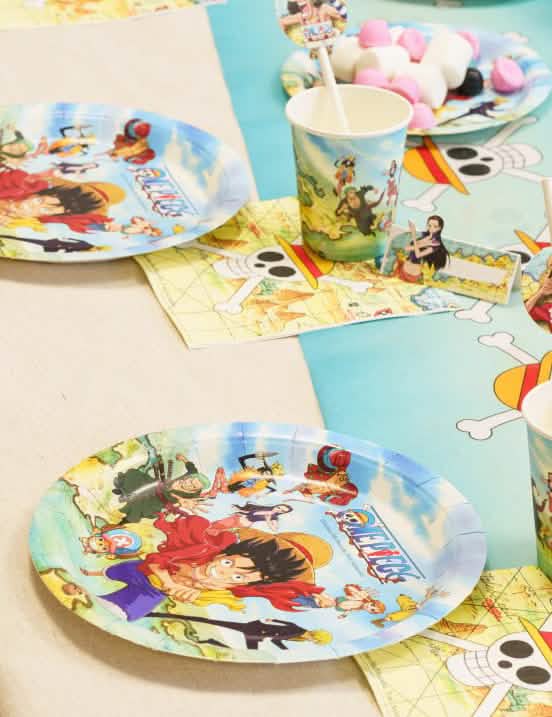 Mise en scène sur une table d'anniversaire des assiettes en carton One Piece