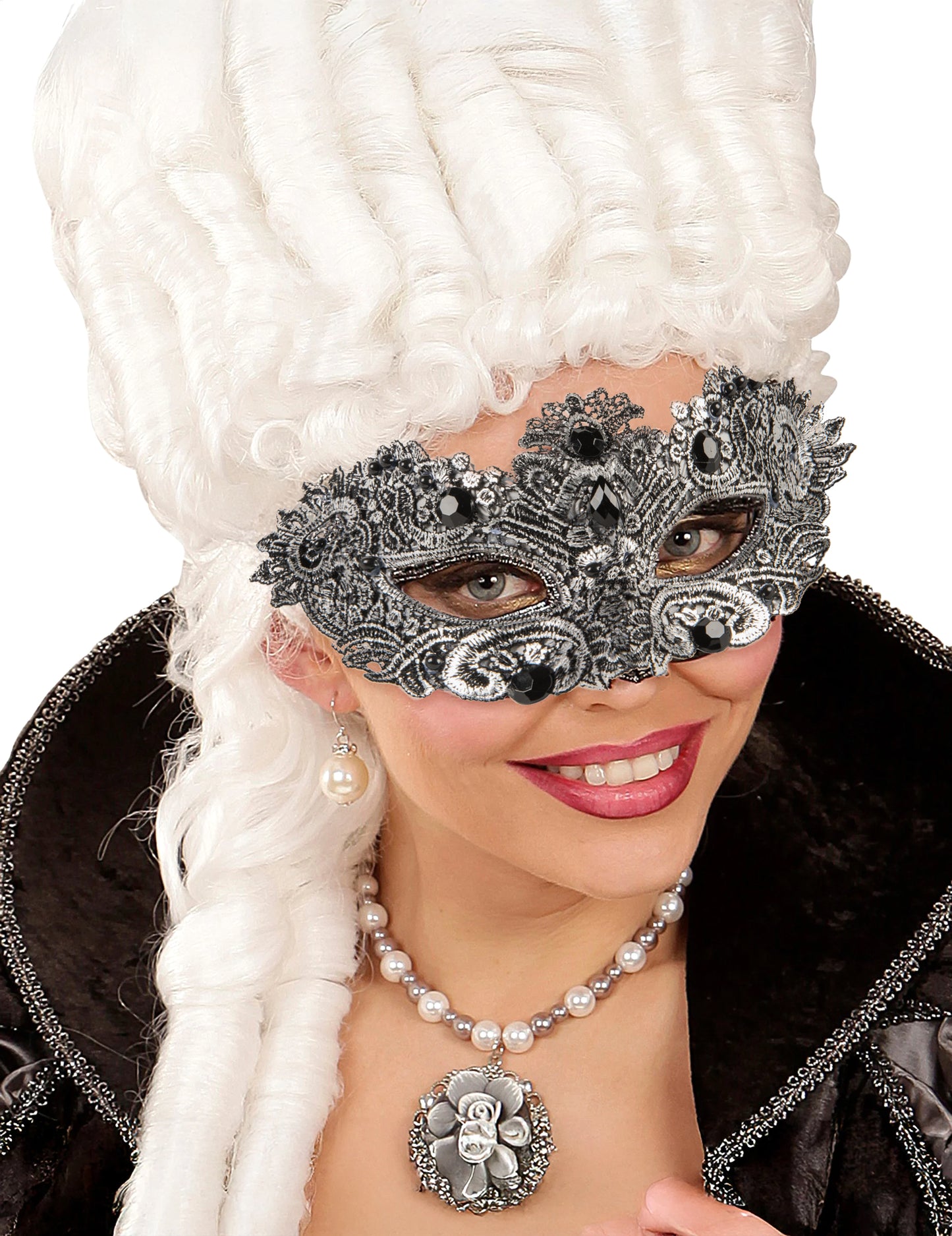 Staroveký strieborný vlk s dospelými kameňmi