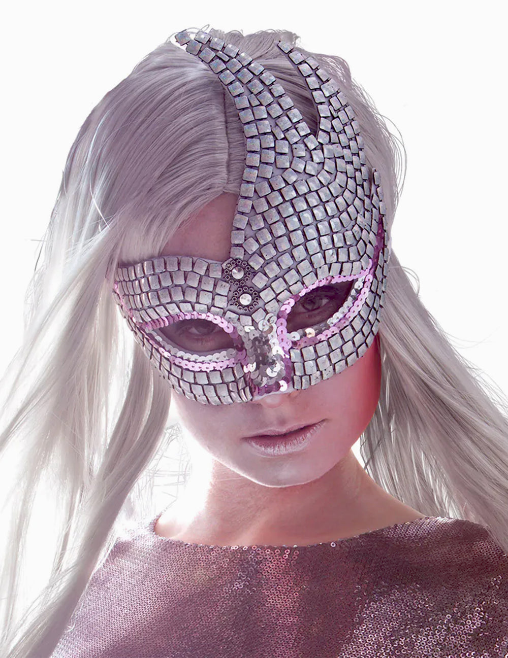 Gros plan sur le design mosaïque du loup vénitien brillant pour adulte