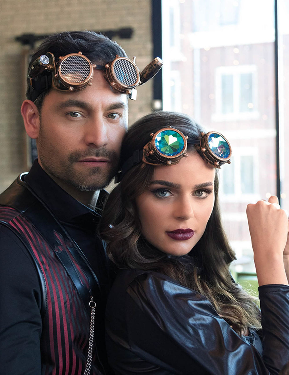Predstavenie párom steampunk okuliarov pre dospelého