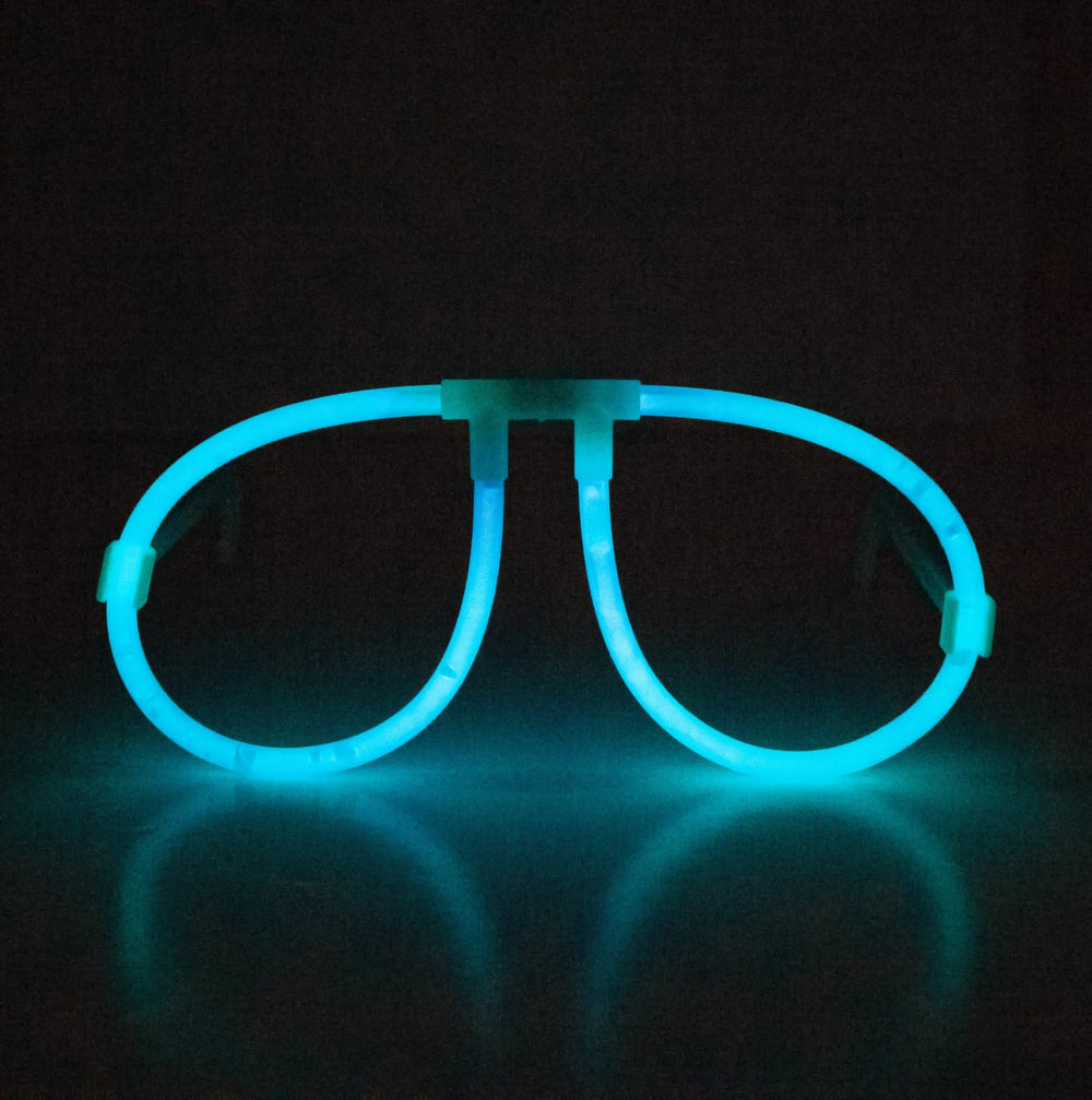 Vue de face illuminée bleue des lunettes phosphorescentes fluo