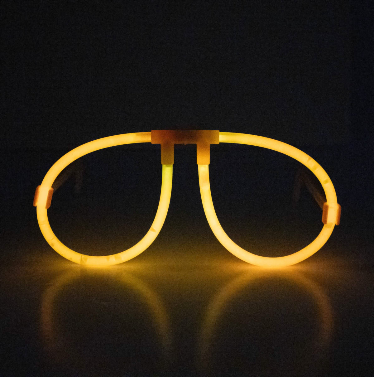 Vue de face illuminée orange des lunettes phosphorescentes fluo