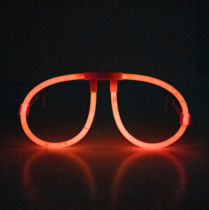 Vue de face illuminée rouge des lunettes phosphorescentes fluo