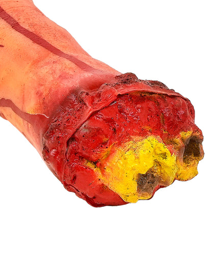 Odrezaná, krvavá ruka v životnej veľkosti