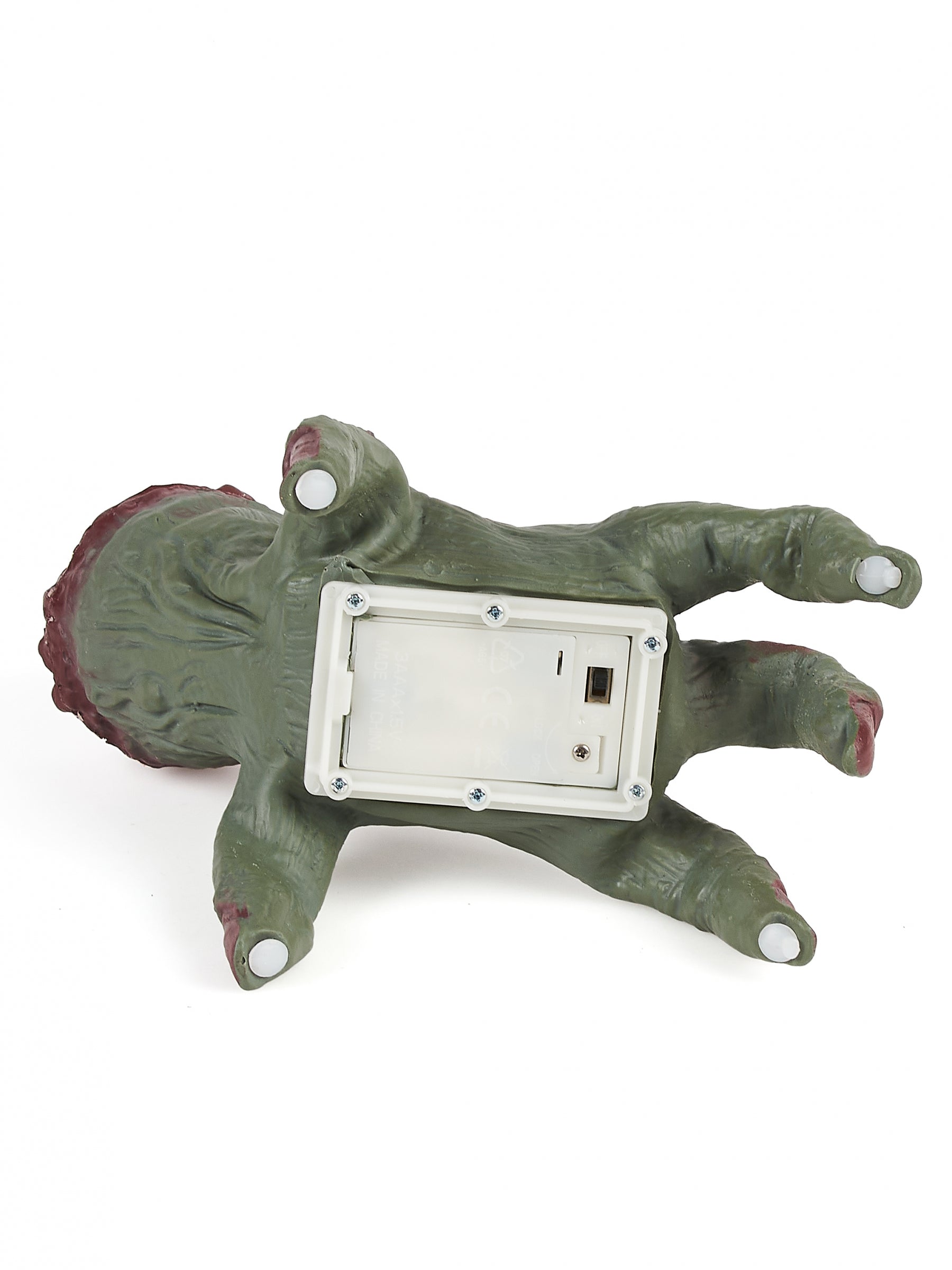 Détail du compartiment à piles de la main de zombie