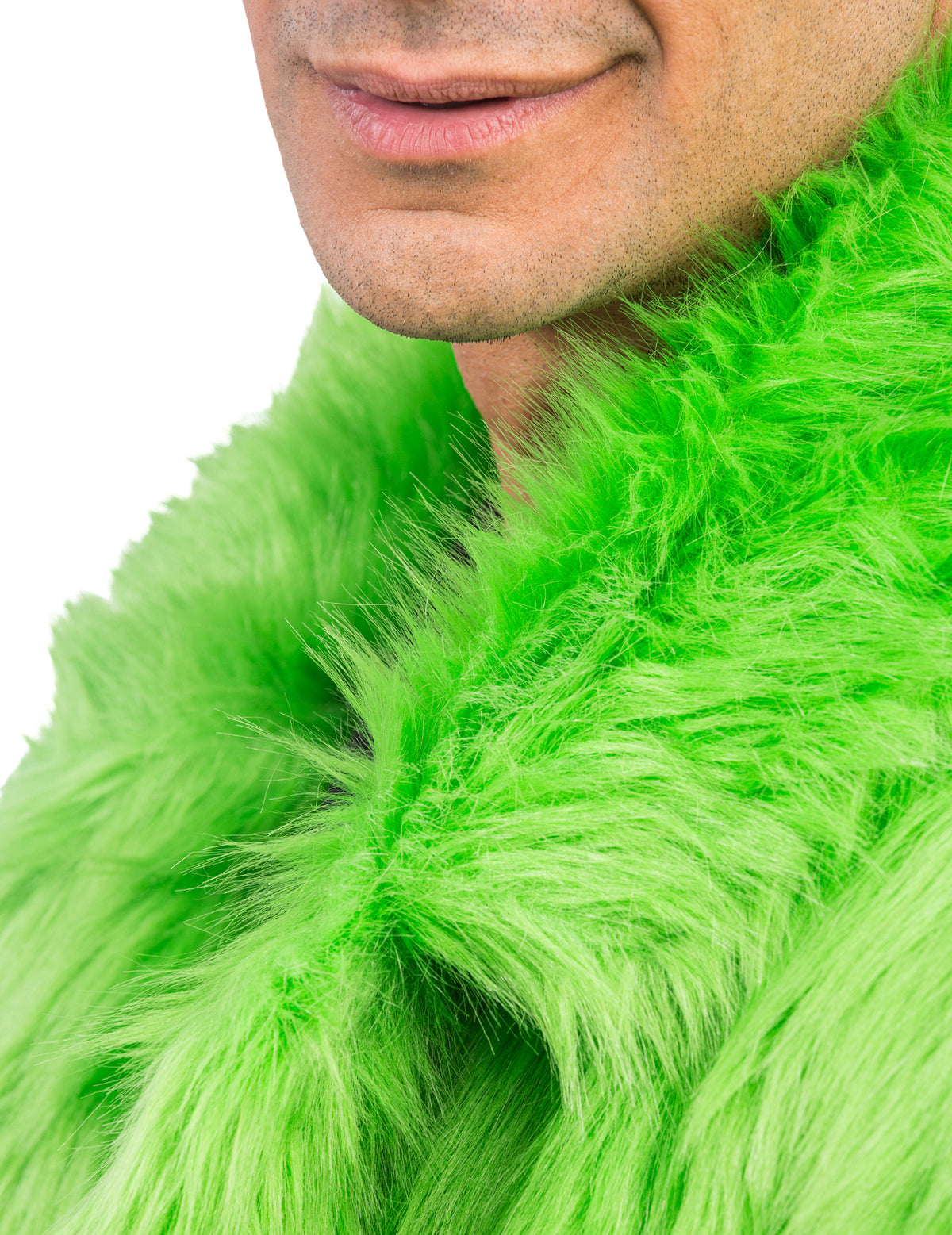 Gros plan sur la texture du manteau en fausse fourrure pour adulte