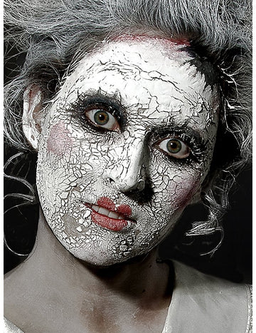 Makeup na jazvu na bielej koži