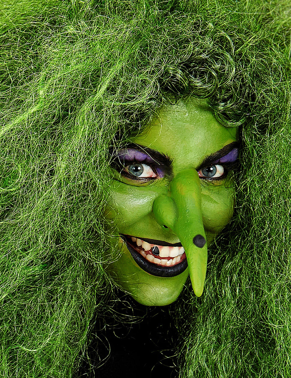 Zoom sur le visage avec prothèse du maquillage de monstre