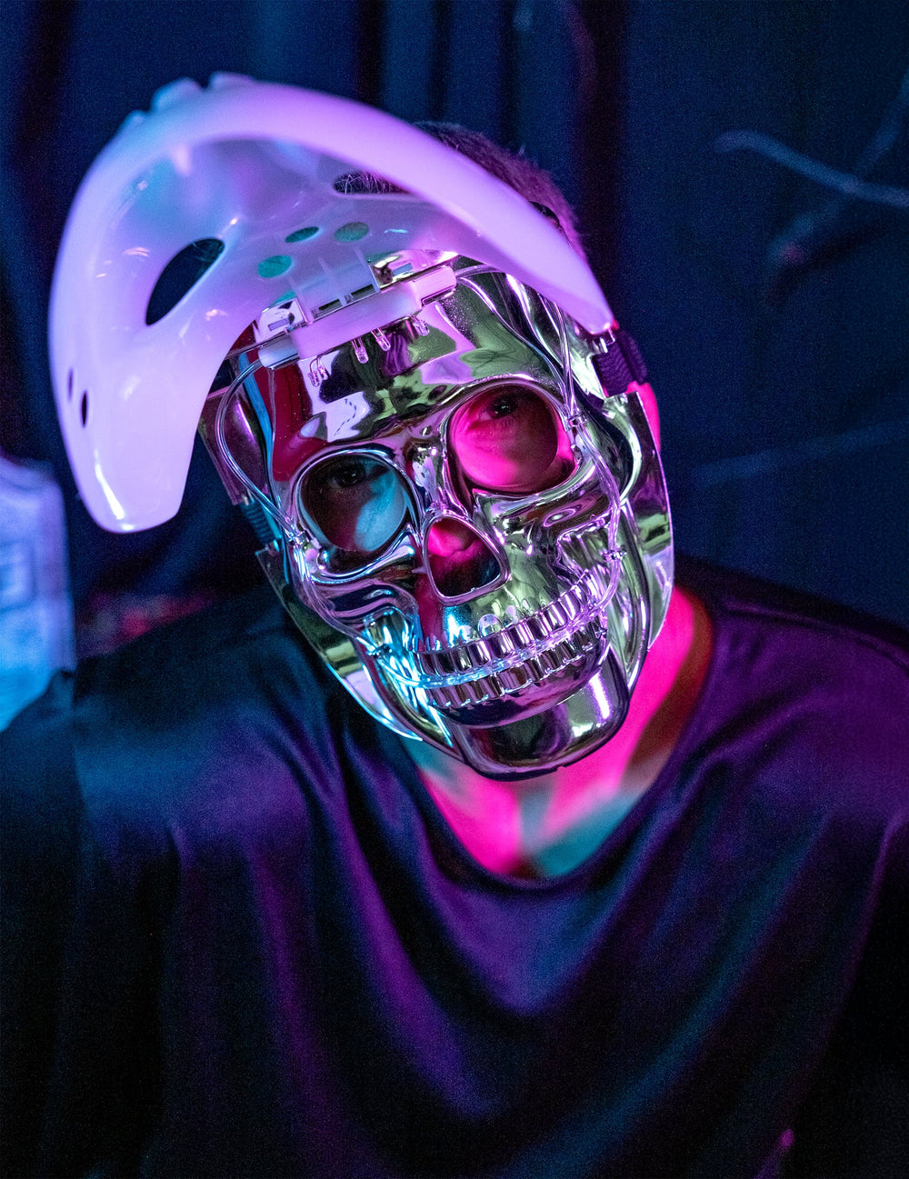 Gros plan sur le crâne chromé du masque 2 en 1 lumineux joueur de hockey