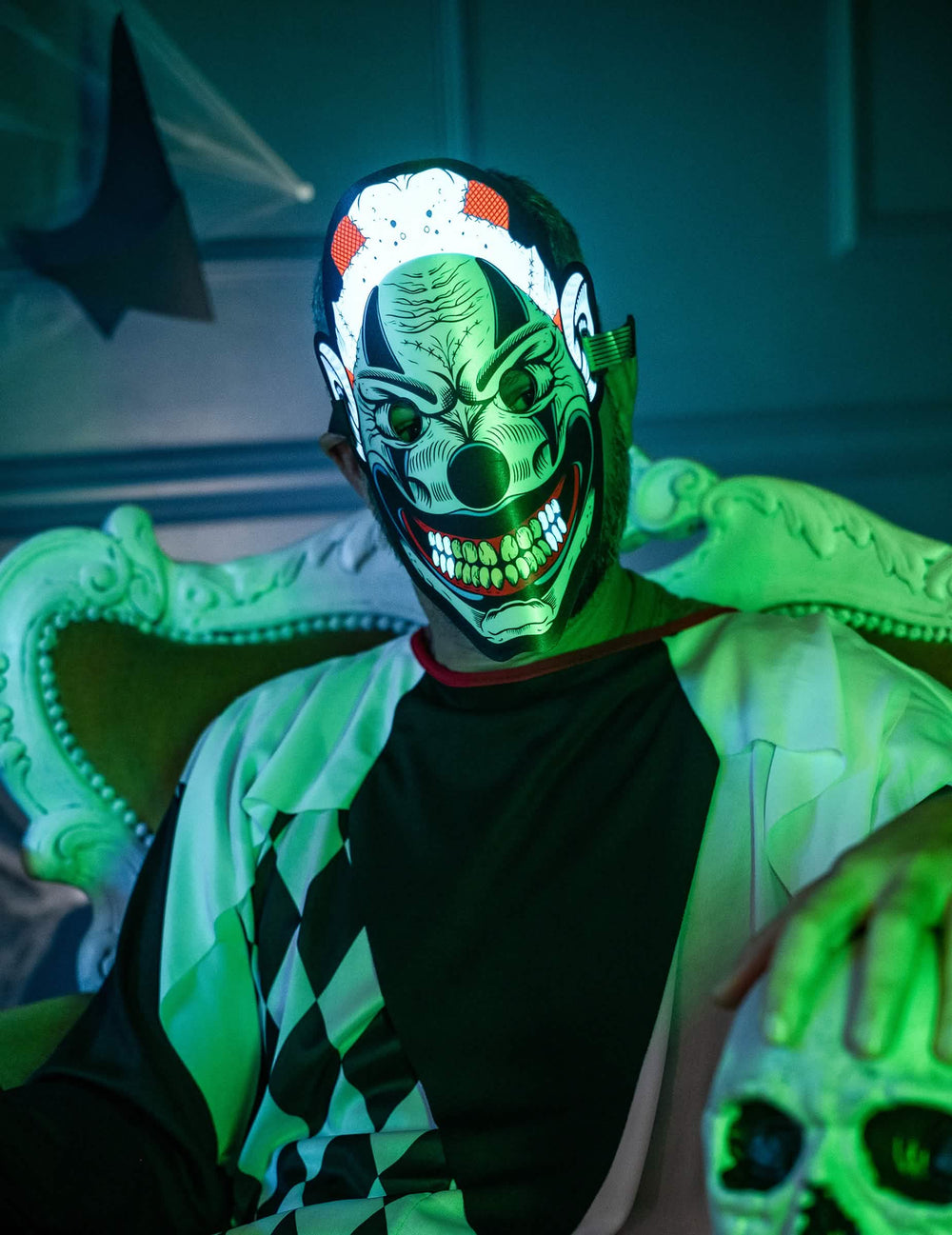 Scéna s lebkou svetelnej joker masky pre dospelý