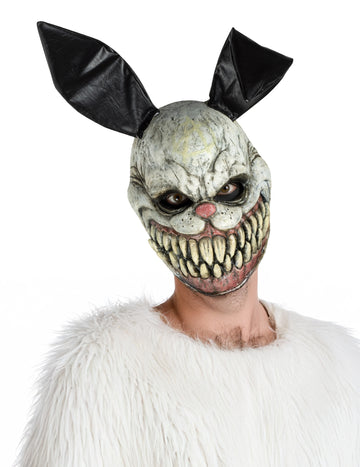 Maska z zlého zajačika dospela v tme