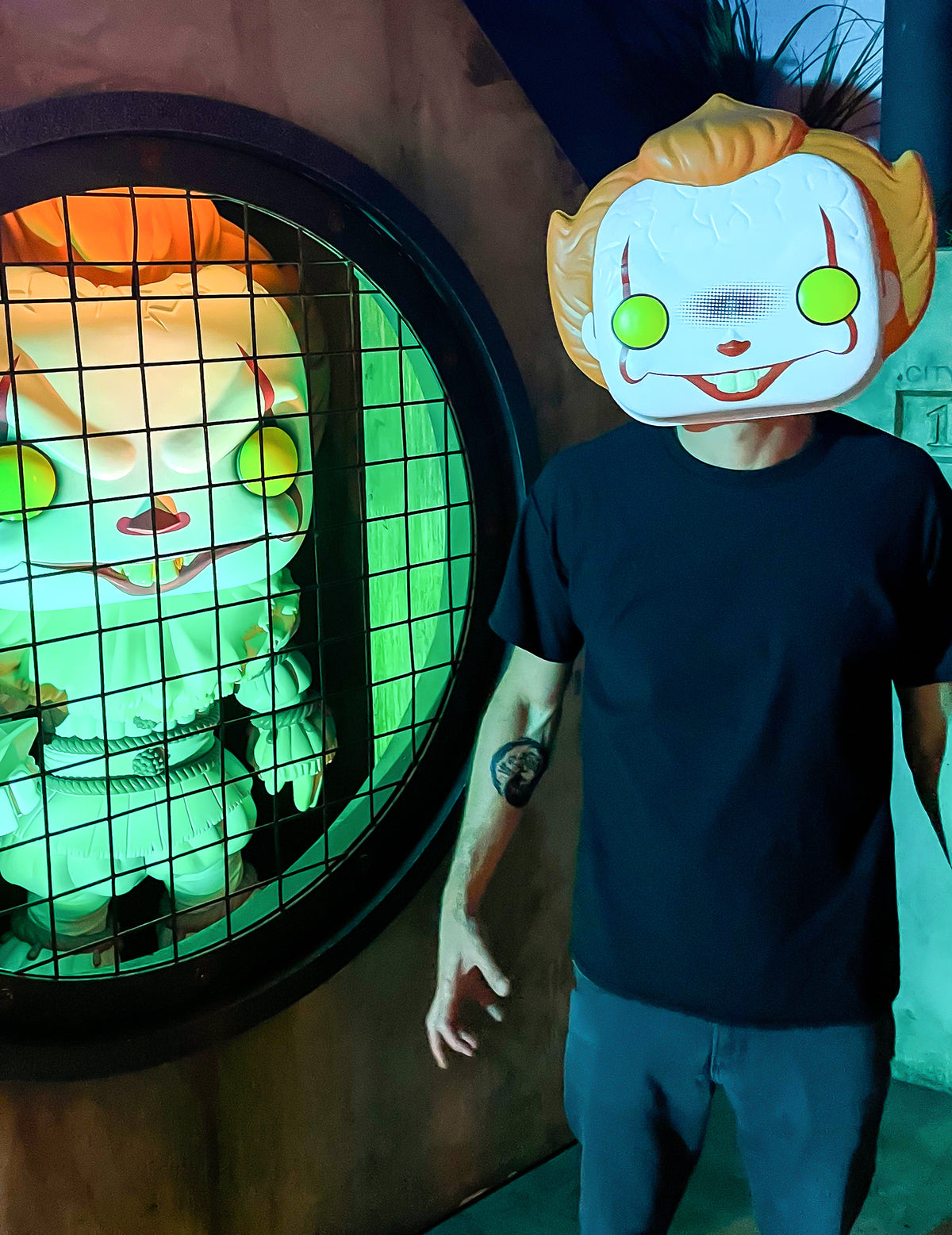 Mise en situation dans un décor d'horreur du masque Pennywise Funko Pop™