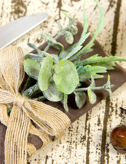 Mini kytica z umelých listov so stuhou z látky v slonovinovej farbe, 15 x 8 cm