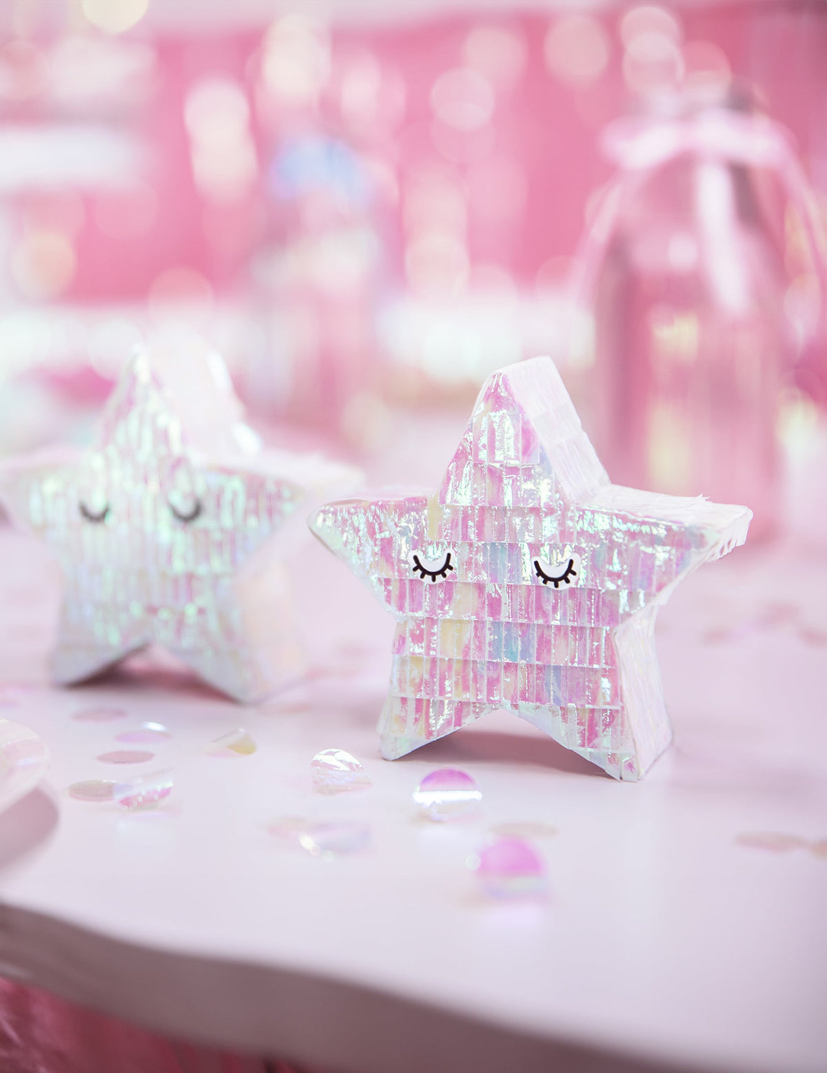 Vue rapprochée sur fond rose de la mini piñata étoile pour décoration iridescente
