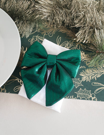 Tmavozelený motýlik z metalickej látky 15 cm