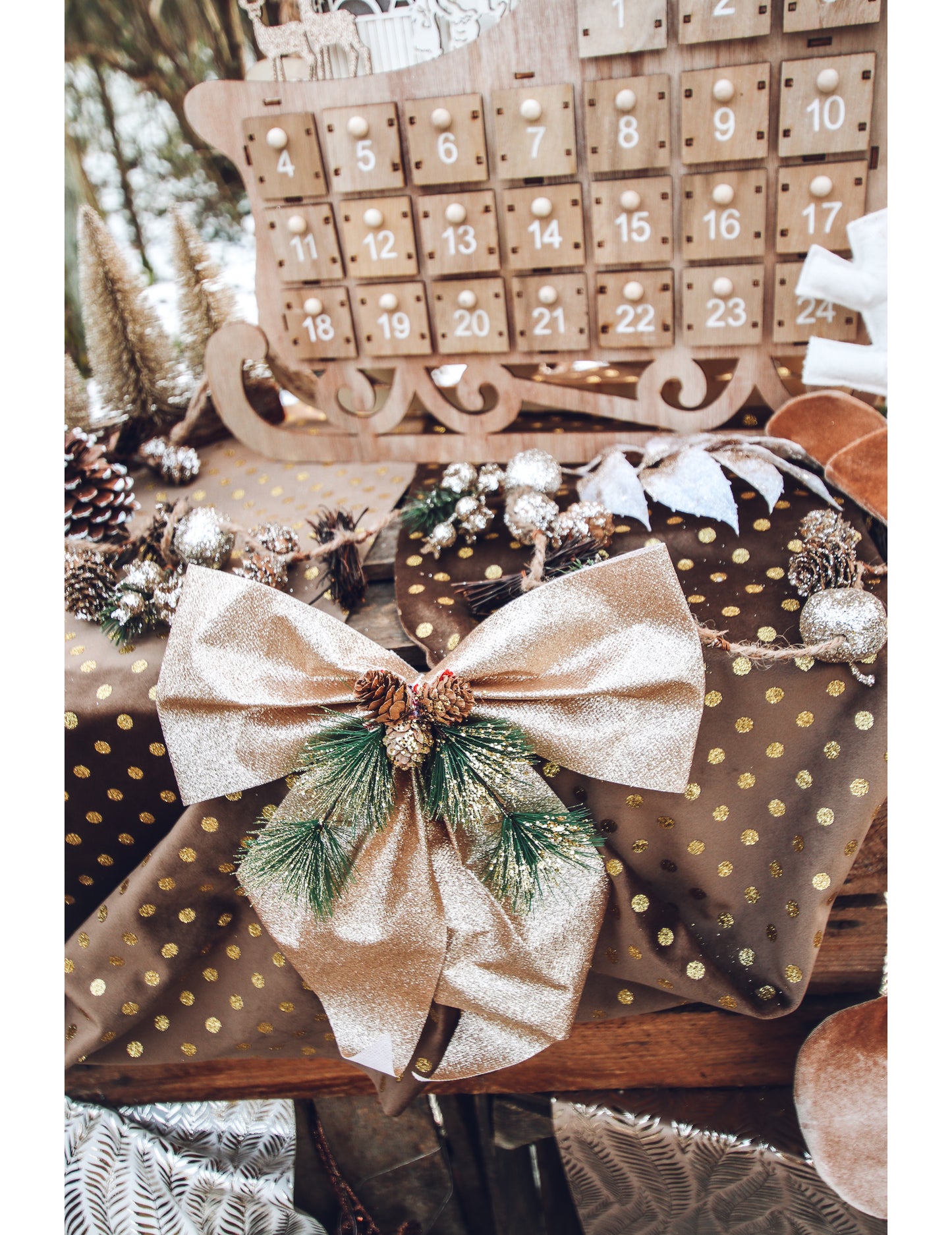 Trblietavá mašľa champagne, vianočný stromček a šišky 24 x 28 cm 