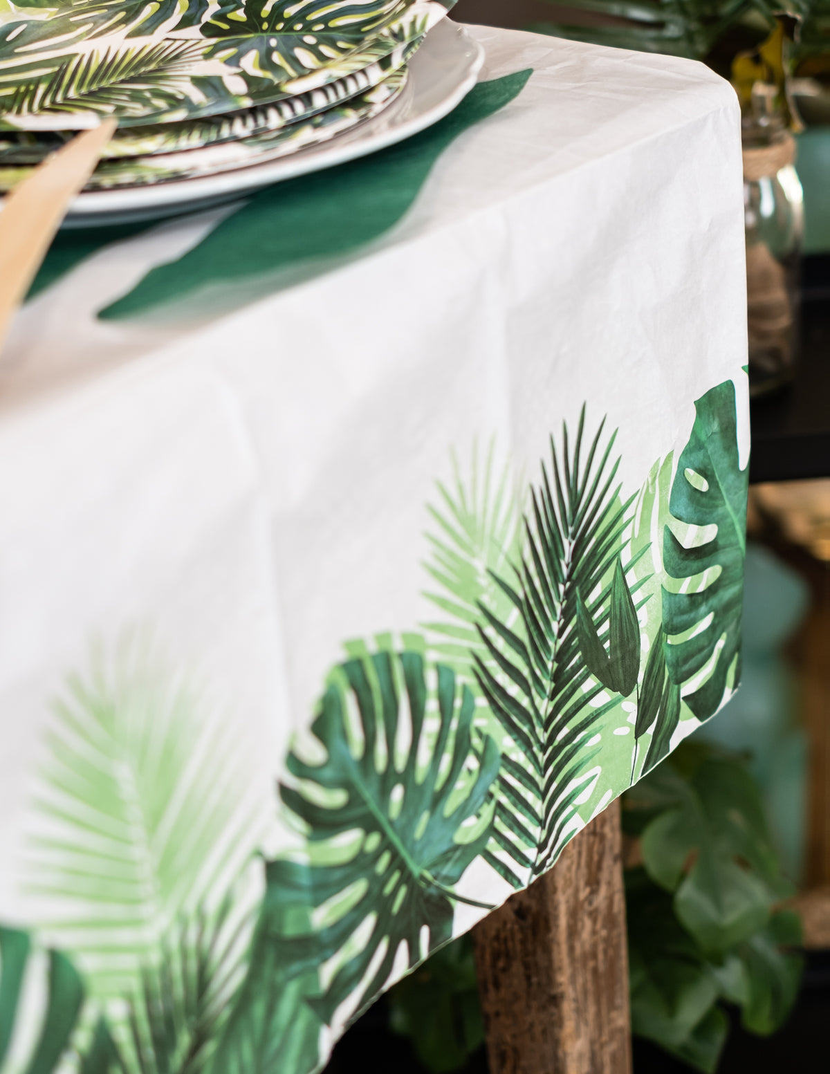 Zoom sur l'angle de la nappe en papier Tropical blanche et verte