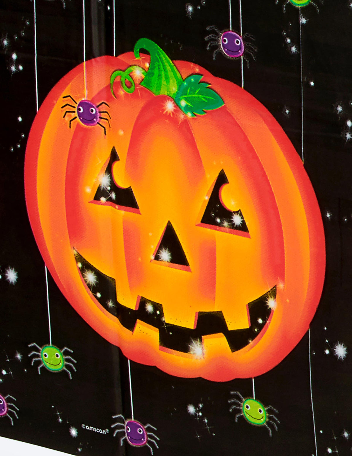 Gros plan sur le motif citrouille et les araignées de la nappe en plastique citrouille Halloween