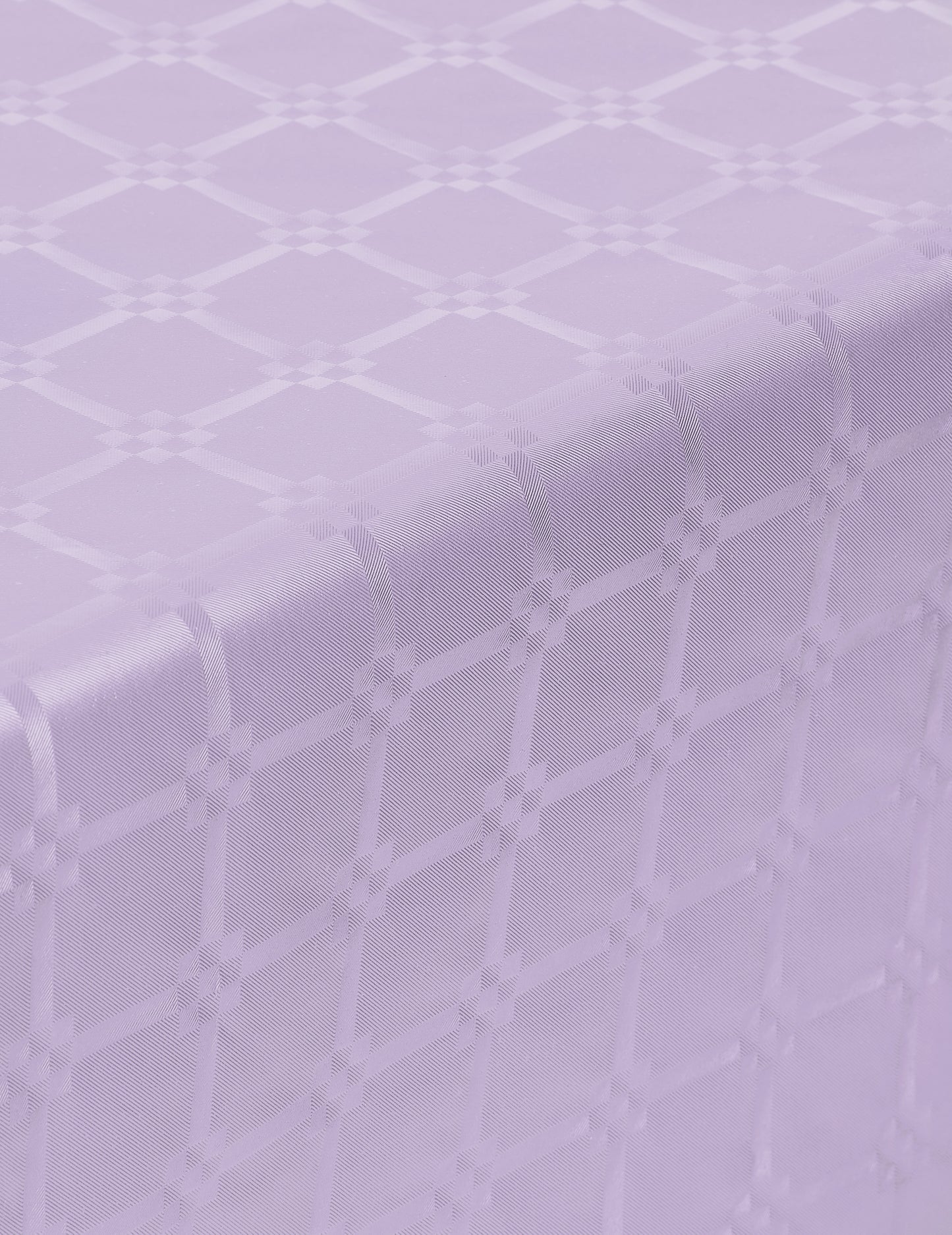Détail du motif de la nappe en rouleau papier damassé lilas épais