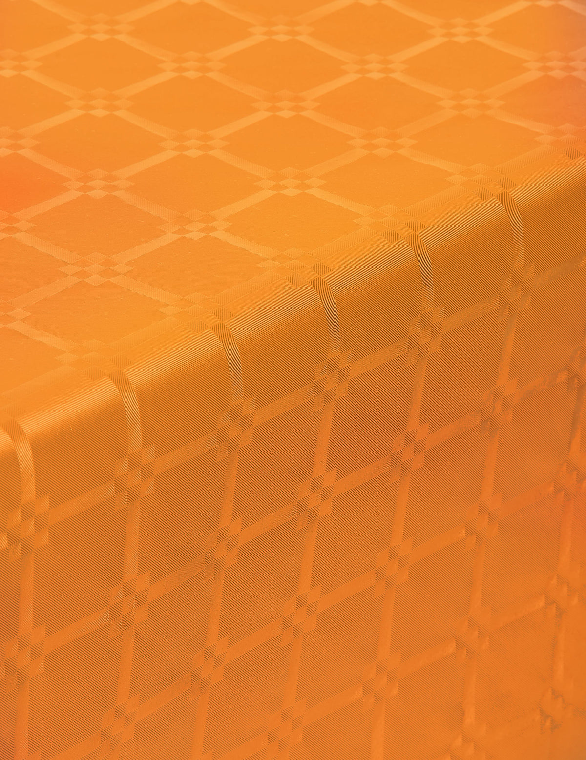 Gros plan sur les motifs de la nappe en rouleau papier damassé orange épais