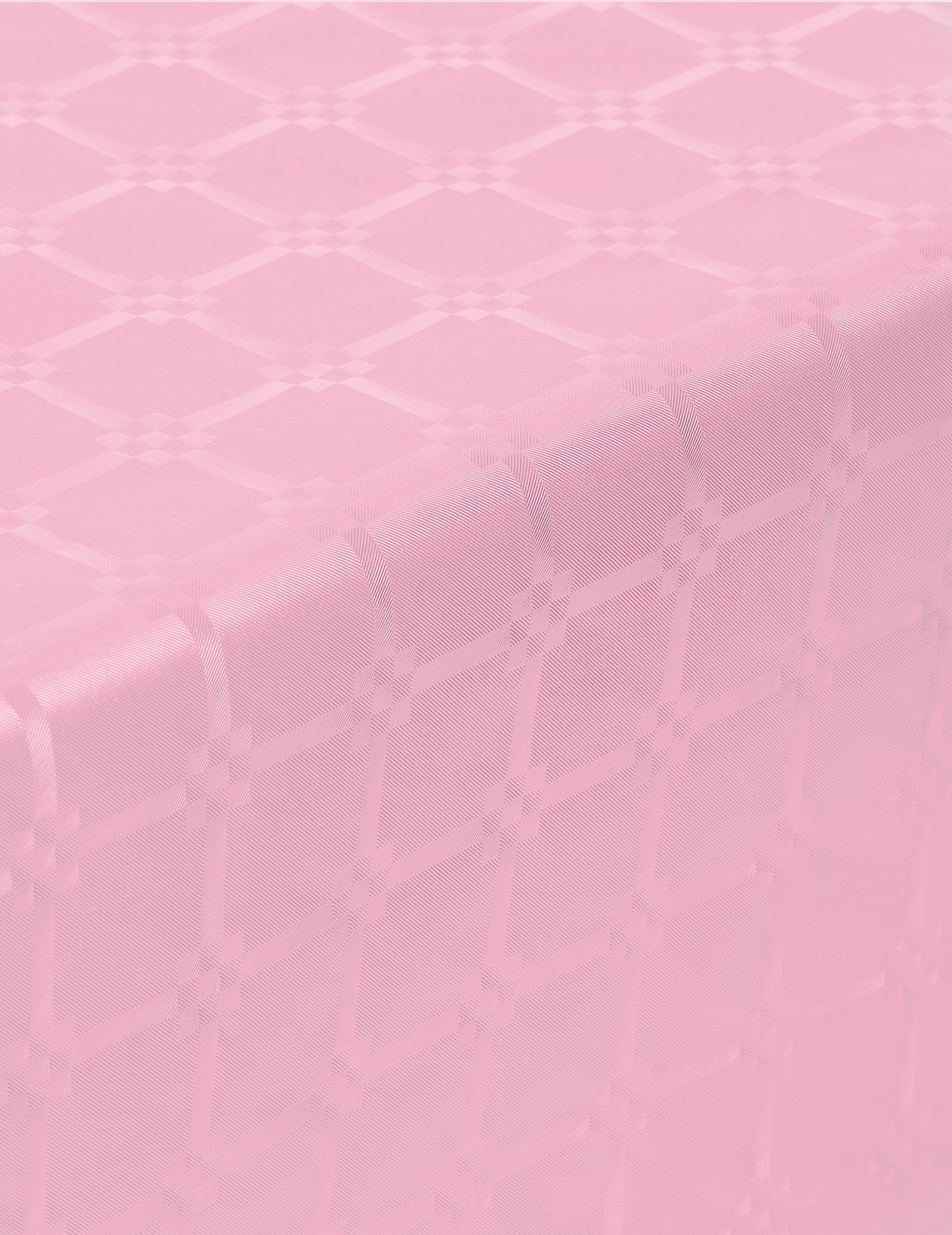 Détail des motifs de la nappe en rouleau papier damassé rose pastel