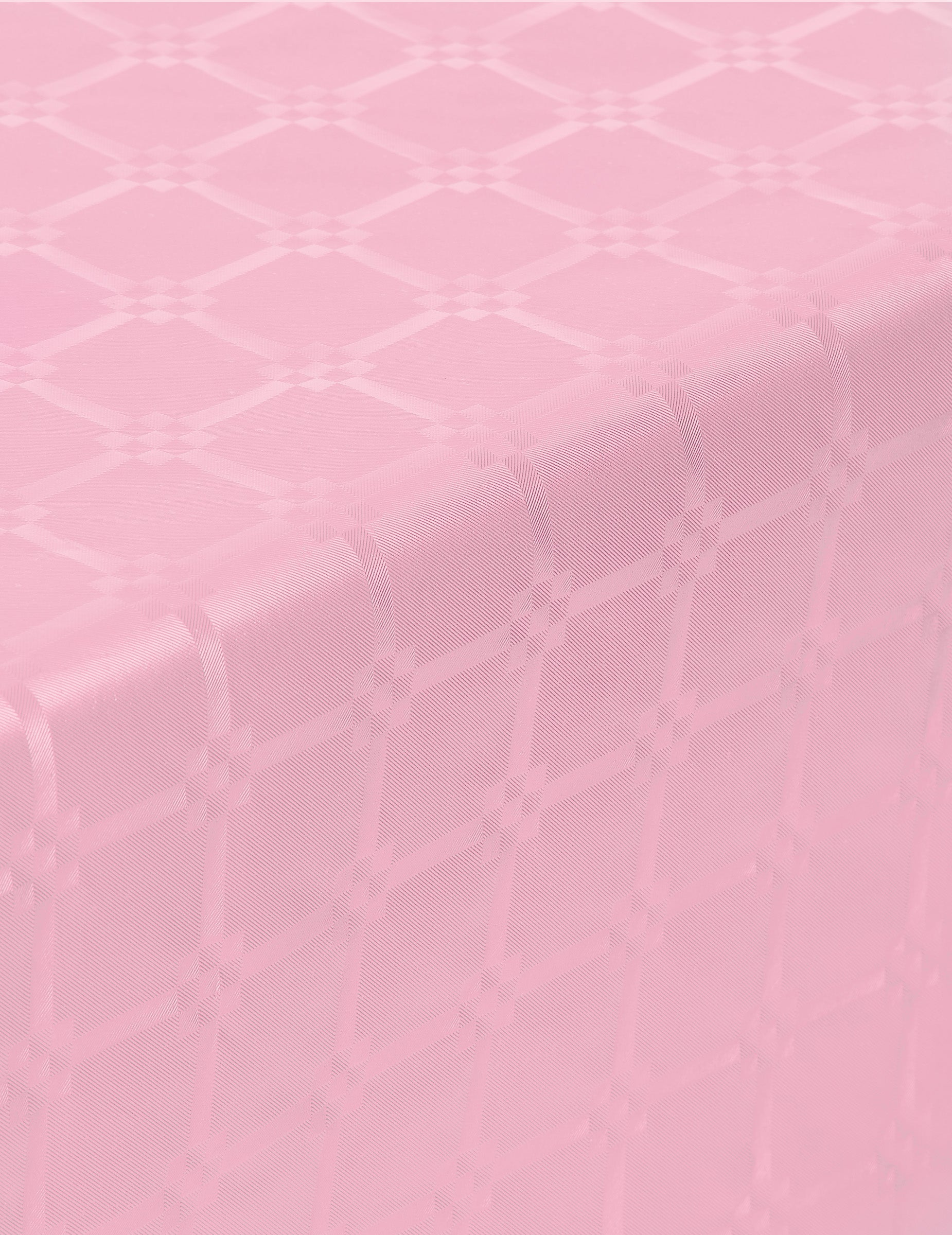 Détail des motifs de la nappe en rouleau papier damassé rose pastel