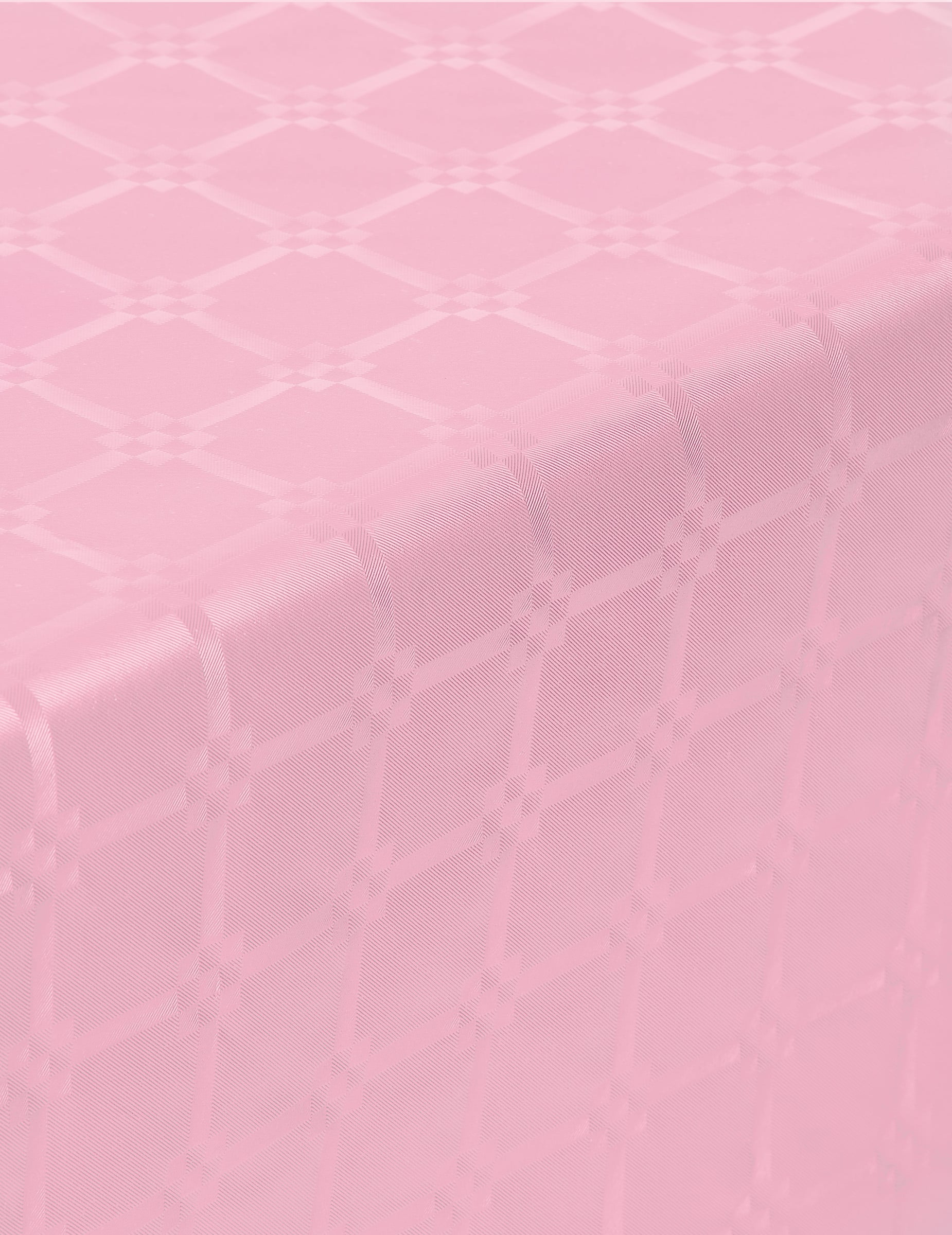 Détail des motifs de la nappe en rouleau papier damassé rose pastel