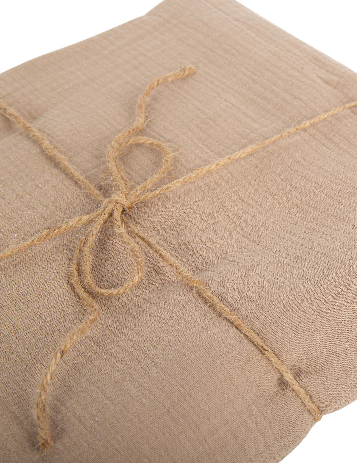 Détail du pliage et du lien en corde de la nappe en gaze de coton style bohème