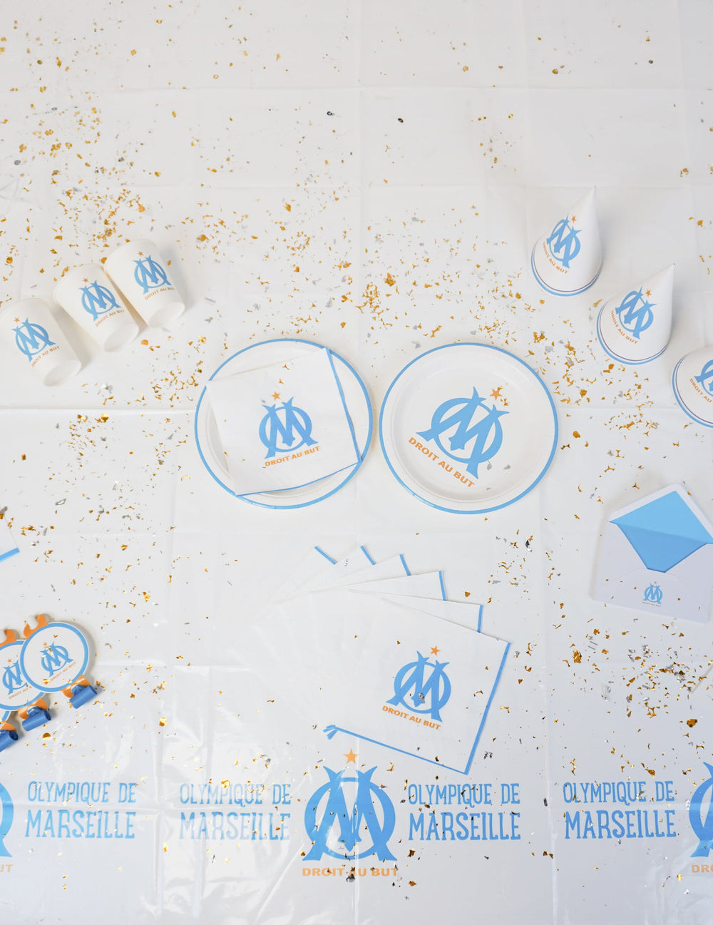 Mise en scène avec accessoires de fête de la nappe plastique OM