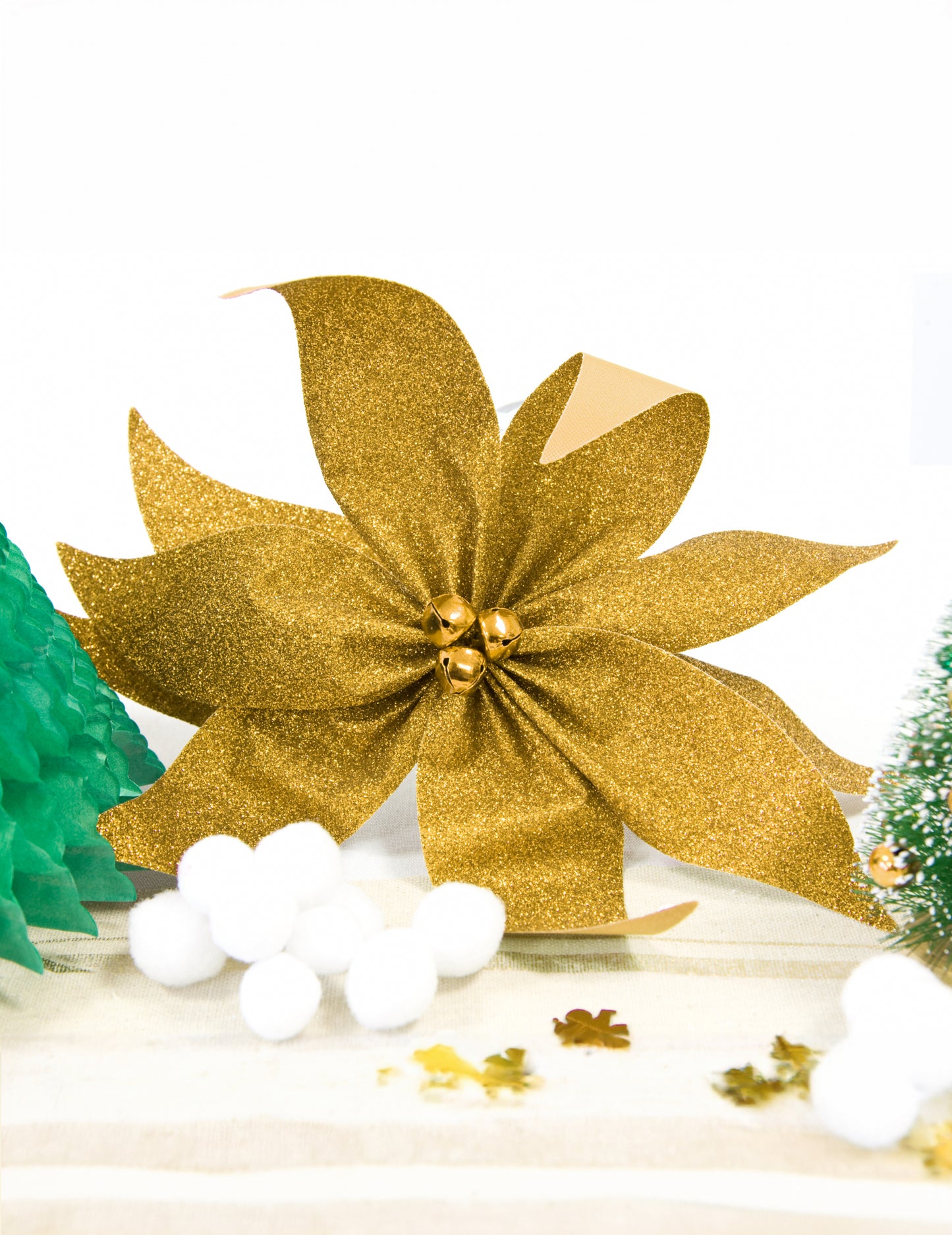 Mašľa z vianočnej hviezdy so zlatými trblietavými zvončekmi 20 cm pre stôl