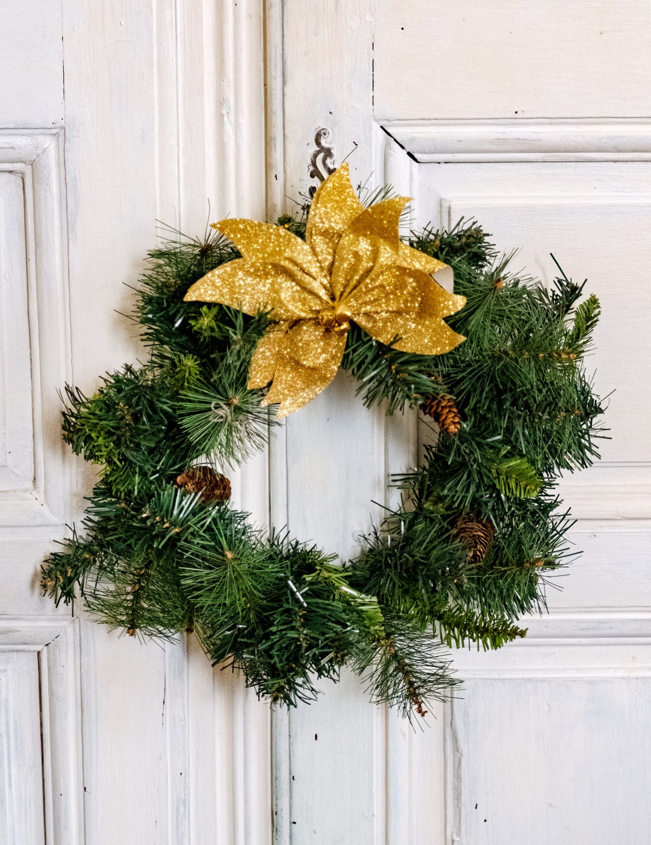 Mašľa z vianočnej hviezdy so zlatými trblietavými zvončekmi 20 cm pre stôl