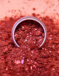 Červený make-up s kamienkami a trblietkami