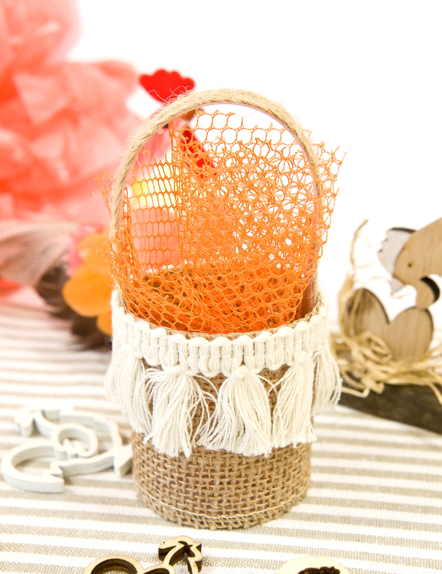 Rustikálny jutový košík s bielymi strapcami, 30 x 14 cm cm