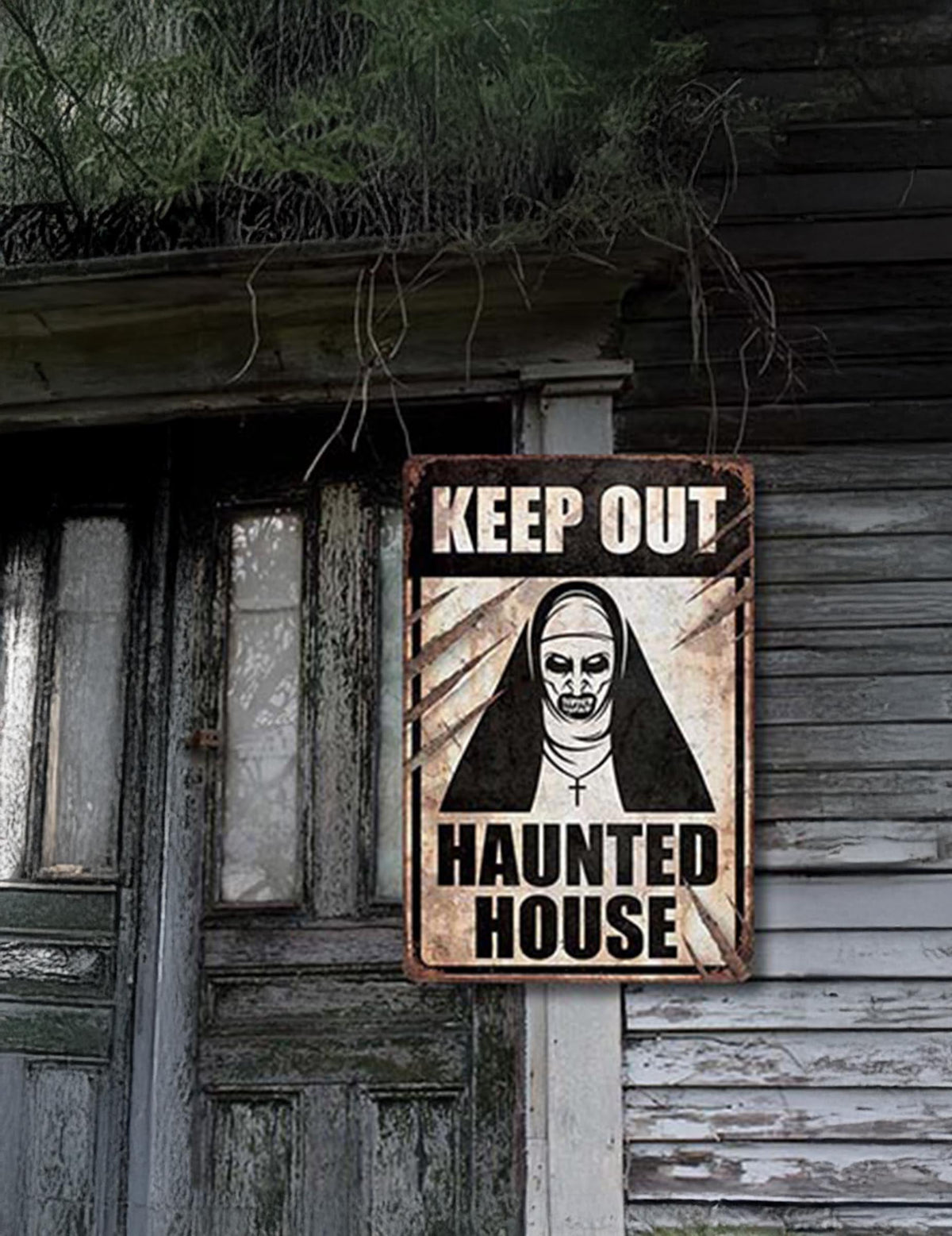 Mise en situation du panneau nonne démoniaque sur un mur en bois de maison hantée