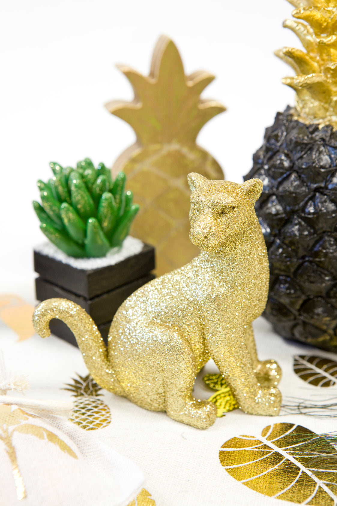 Mise en situation de la panthère assise en résine dorée à paillettes