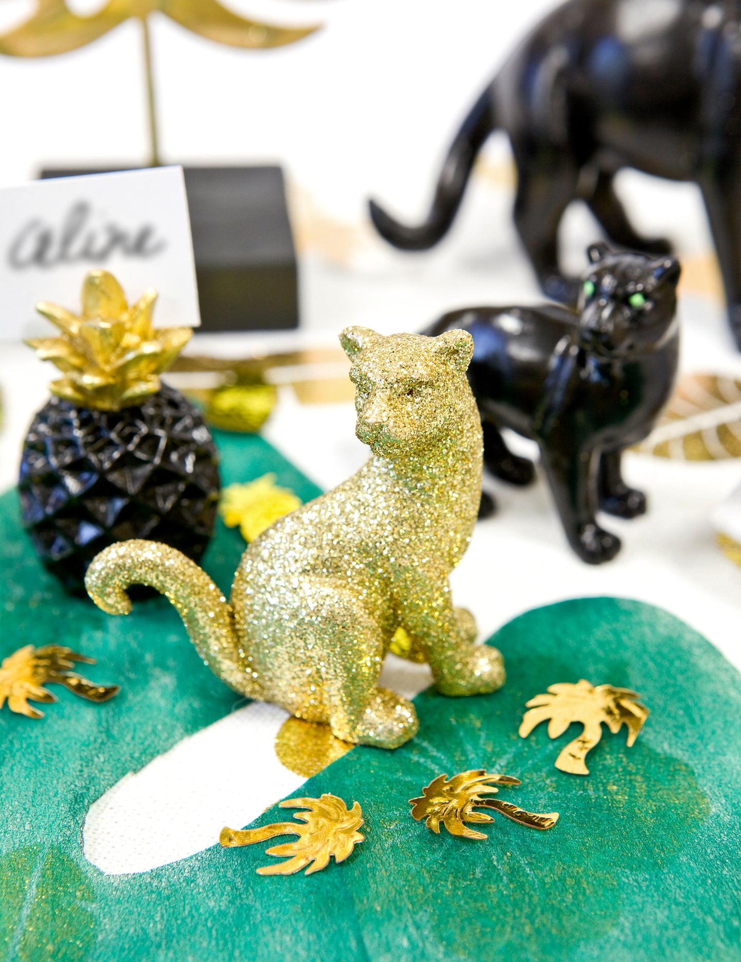 Sediaci panter v pozlátenej živici 6 cm flitrovaný