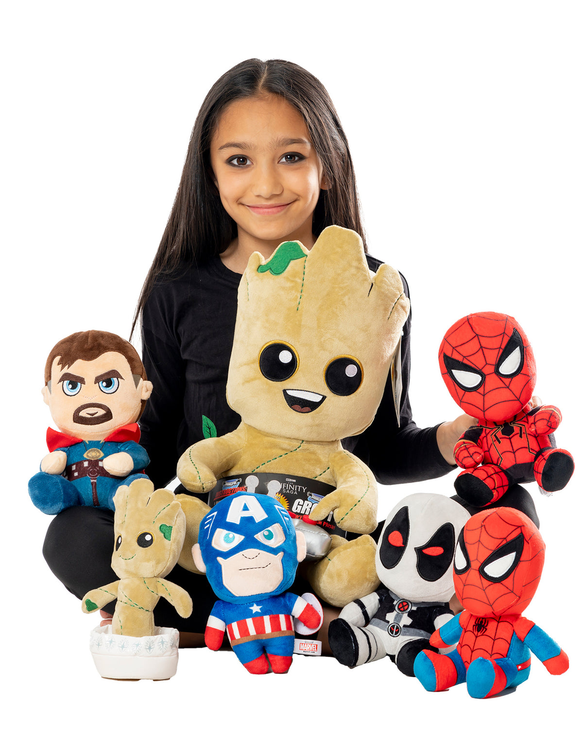 Mise en situation tenue par une enfant de la Peluche Baby Groot