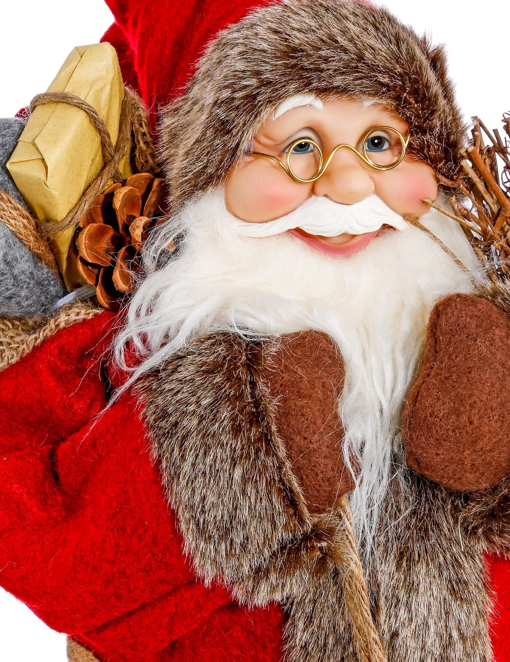 Detail na tvár a červená kapucňa santa clausa stojaceho ako dekorácia