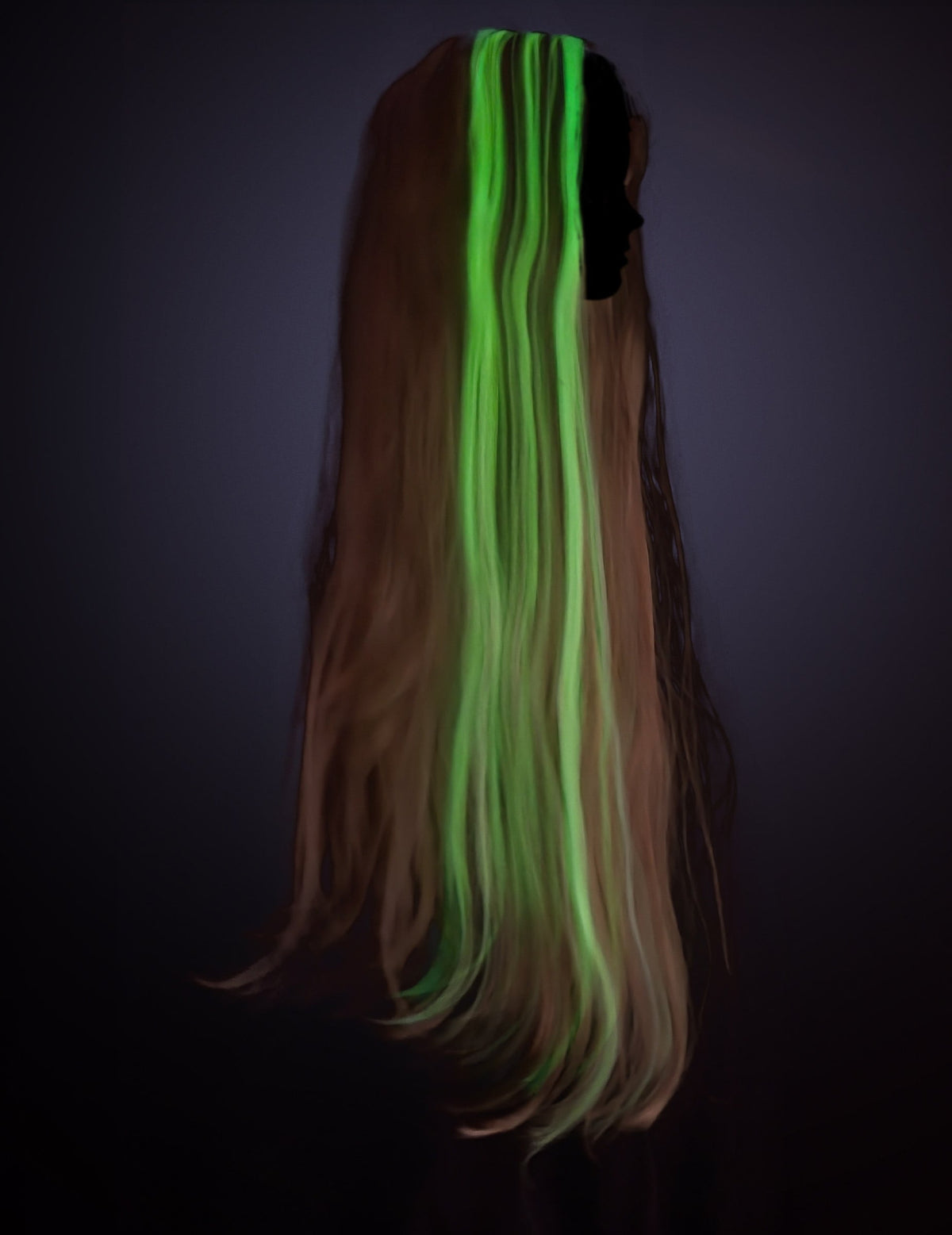 Rendu lumineux vert dans le noir de la perruque phosphorescente princesse Raiponce™