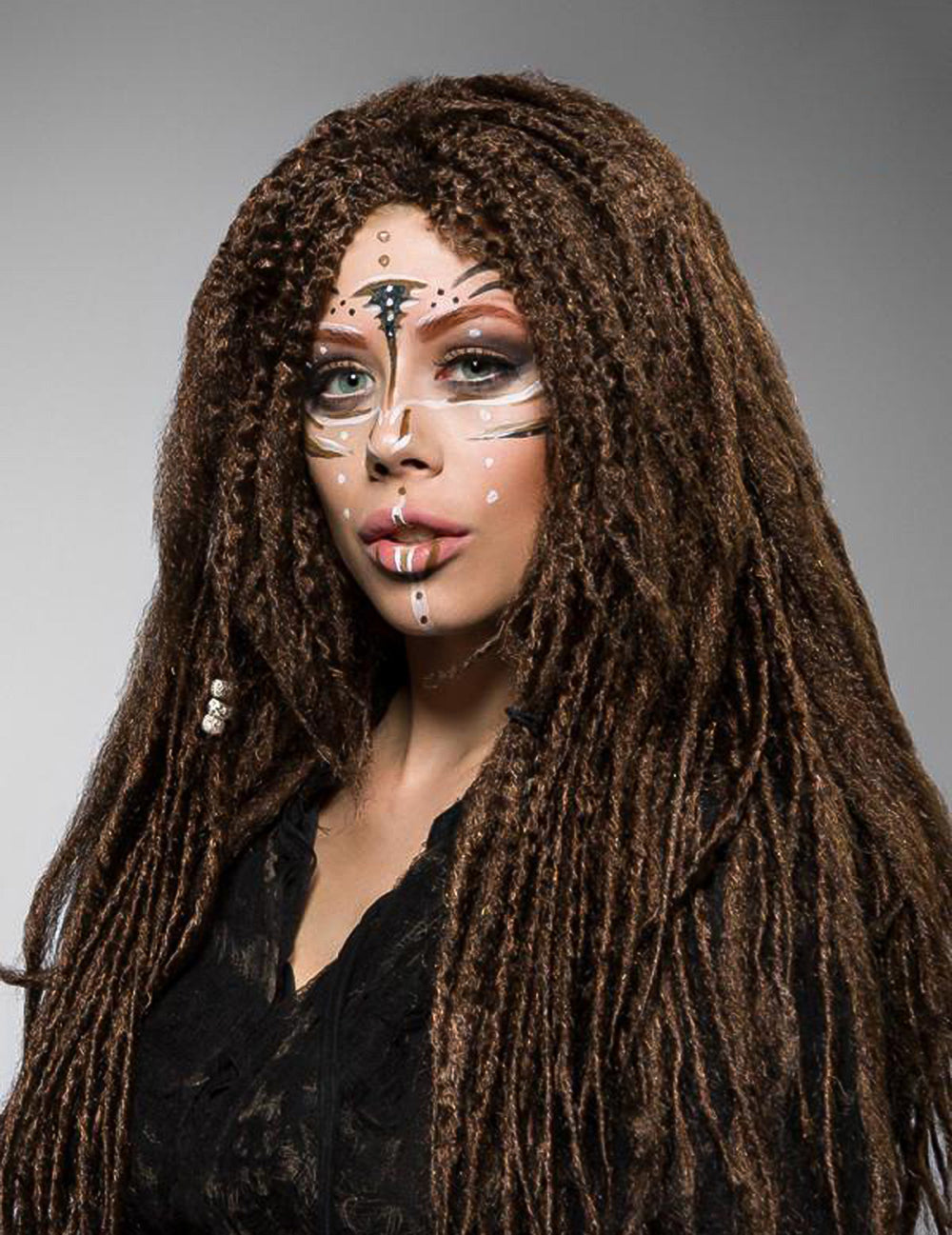Gros plan sur les dreadlocks de la perruque sorcière vaudou