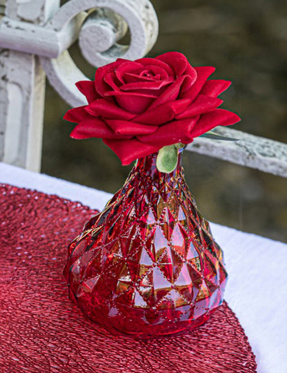 Détail de la rose rouge du vase vintage pour décoration de table