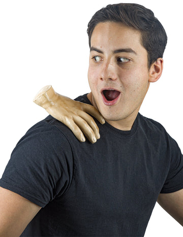 Malá ruka rezaná z dospelých ramien