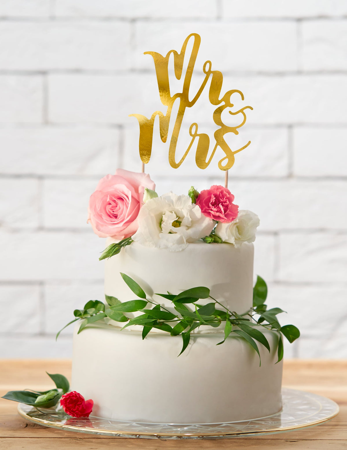 Mise en situation sur un gâteau du pic à gâteau Mr et Mrs pour mariage doré cartonné