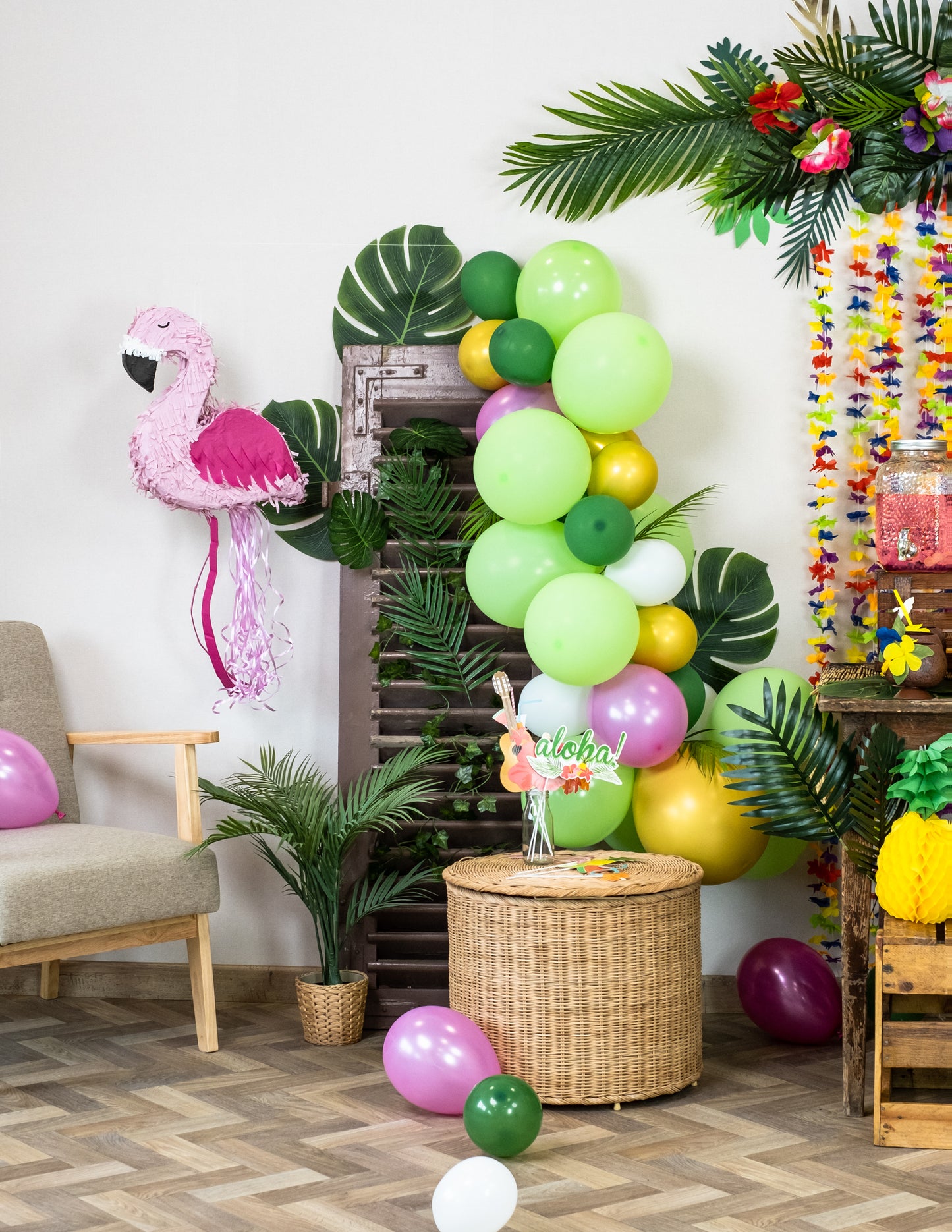 Mise en situation dans un décor tropical de la piñata flamant rose