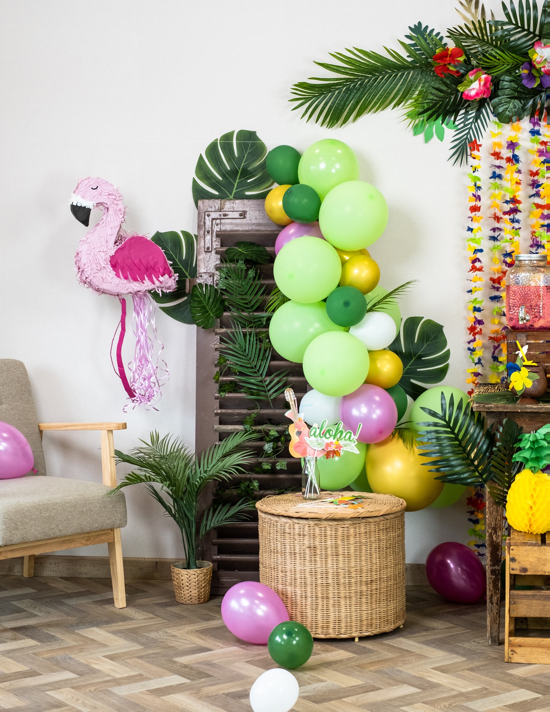 Mise en situation dans un décor tropical de la piñata flamant rose